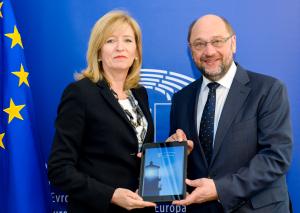 The European Ombudsman presents her Annual Report 2015 to then President of the European Parliament, Martin Schulz.