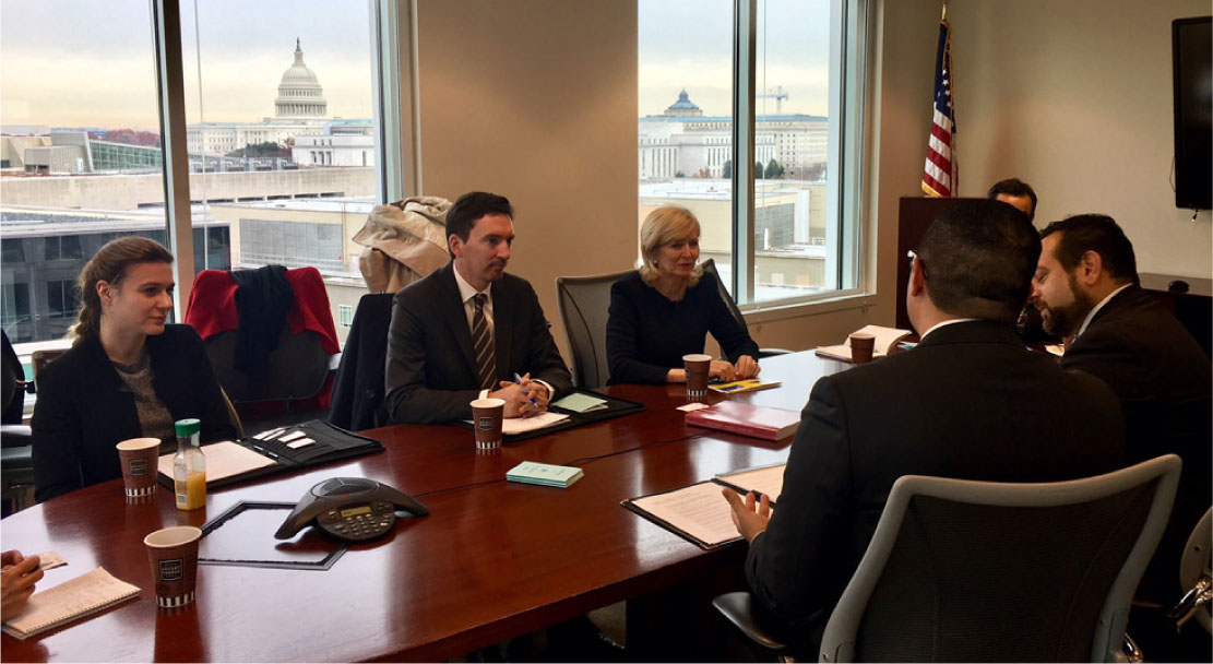 Die Europäische Bürgerbeauftragte Emily O’Reilly bei einer Sitzung mit dem Direktor des Office of Congressional Ethics, Omar Ashmawy, in Washington DC.