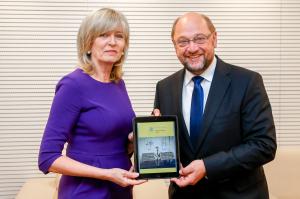 Euroopa Ombudsman esitlemas Euroopa Parlamendi presidendile Martin Schulzile oma 2014. aasta aruannet.