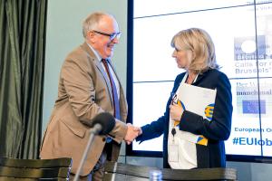 La Defensora del Pueblo Europeo, junto al vicepresidente de la Comisión Europea, Frans Timmermans.