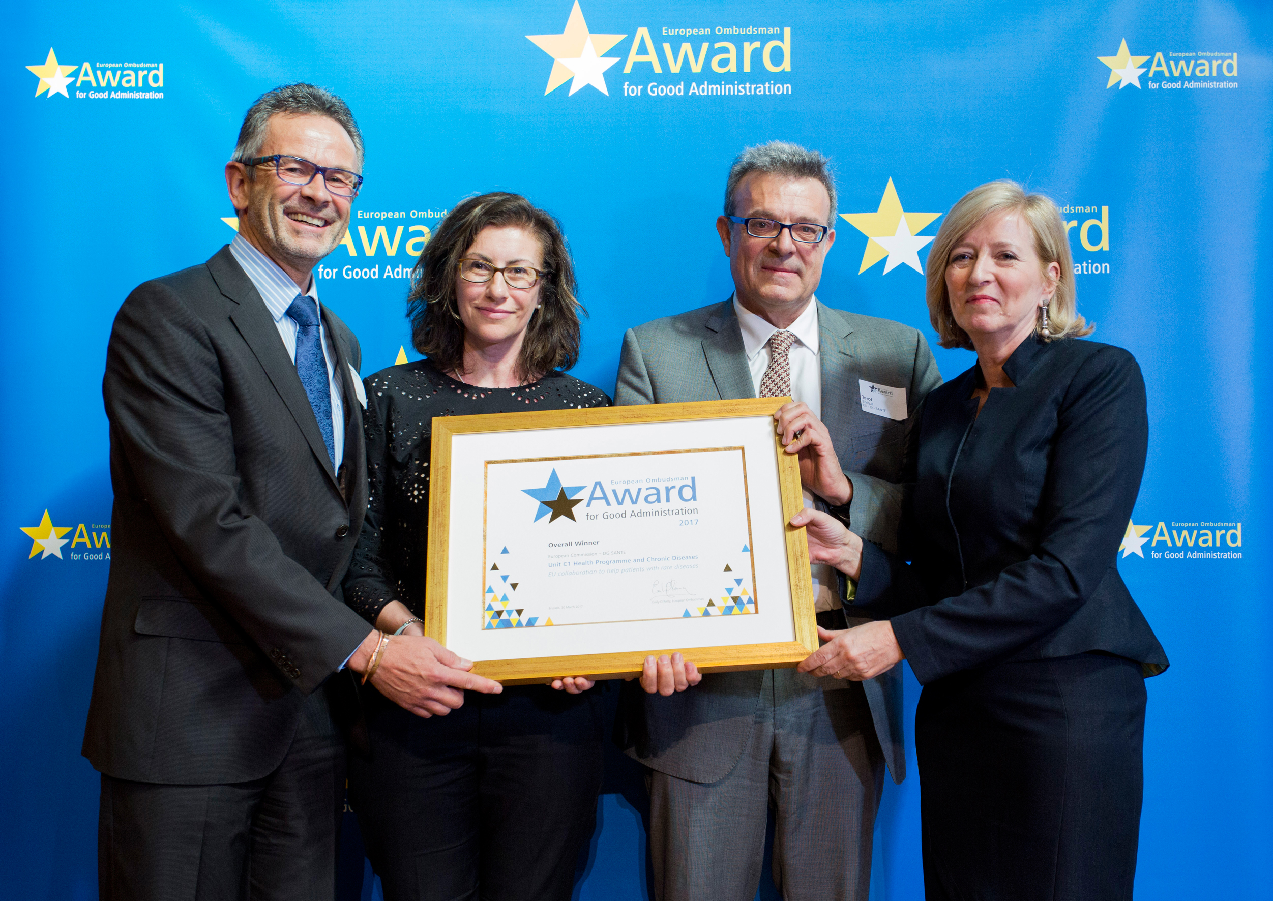 Los galardonados con el Premio del Defensor del Pueblo Europeo a la buena administración de 2017, pertenecientes a la Dirección General de Salud de la Comisión Europea, recibiendo el premio de manos de la Defensora del Pueblo Europeo, Emily O’Reilly.