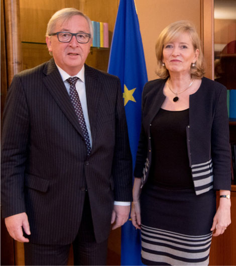 Emily O’Reilly con Jean-Claude Juncker, presidente della Commissione europea.