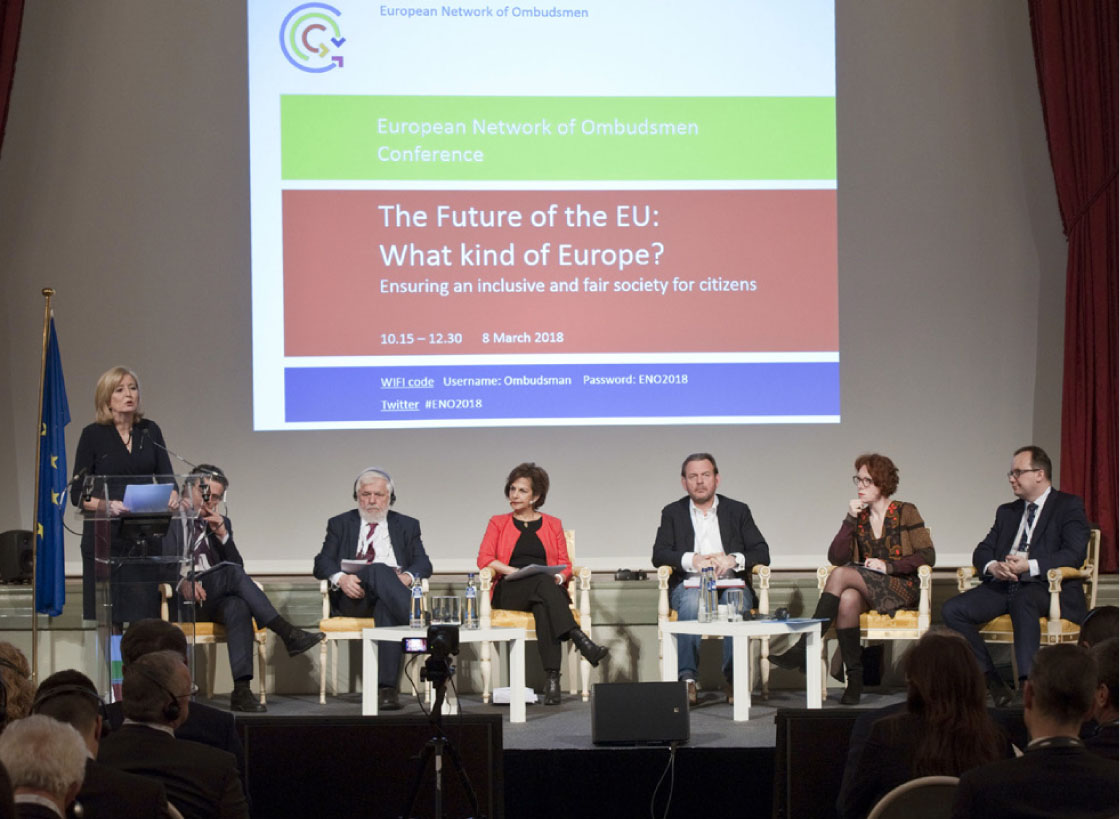 Οι ομιλητές στην πρώτη σύνοδο της διάσκεψης του Ευρωπαϊκού Δικτύου Διαμεσολαβητών του 2018 (από αριστερά προς τα δεξιά): Emily O’Reilly, Ευρωπαία Διαμεσολαβήτρια, Ανδρέας Ποττάκης, Συνήγορος του Πολίτη (Ελλάδα), Γιώργος Ντάσης, πρόεδρος της Ευρωπαϊκής Οικονομικής και Κοινωνικής Επιτροπής, Shada Islam, συντονίστρια, Reinier van Zutphen, Εθνικός Διαμεσολαβητής (Κάτω Χώρες), Ulrike Guérot, καθηγήτρια ευρωπαϊκής πολιτικής και μελέτης της δημοκρατίας, και Adam Bodnar, Διαμεσολαβητής (Πολωνία).