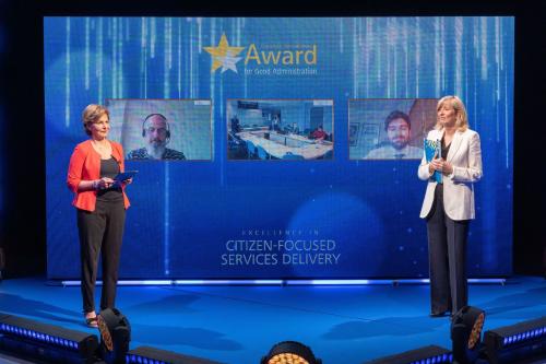 Moderatorin Shada Islam mit der Europäischen Bürgerbeauftragten Emily O’Reilly während der digitalen Verleihung der Auszeichnung.