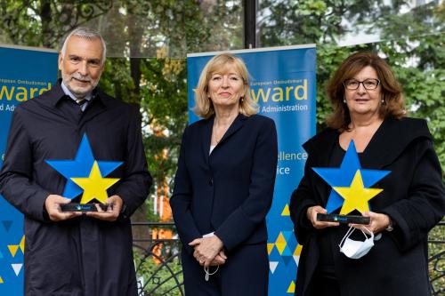 Veřejná ochránkyně práv předala hlavní cenu Stefanu Sanninovi, generálnímu tajemníkovi Evropské služby pro vnější činnost (ESVČ), a Paraskevi Michou, generální ředitelce pro evropskou civilní ochranu a operace humanitární pomoci (ECHO), během následného slavnostního ceremoniálu v Zahradě občanů v Bruselu.