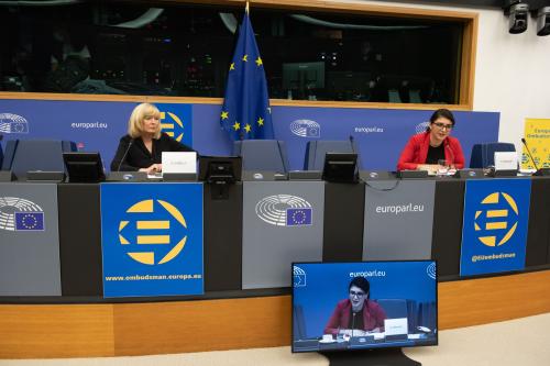 Η Nini Tsiklauri απευθύνεται στο κοινό κατά τη διάρκεια της Ευρωπαϊκής Εκδήλωσης Νεολαίας.