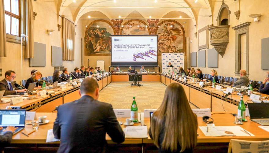 Foto van de vergaderruimte tijdens een toespraak van de Europese ombudsvrouw