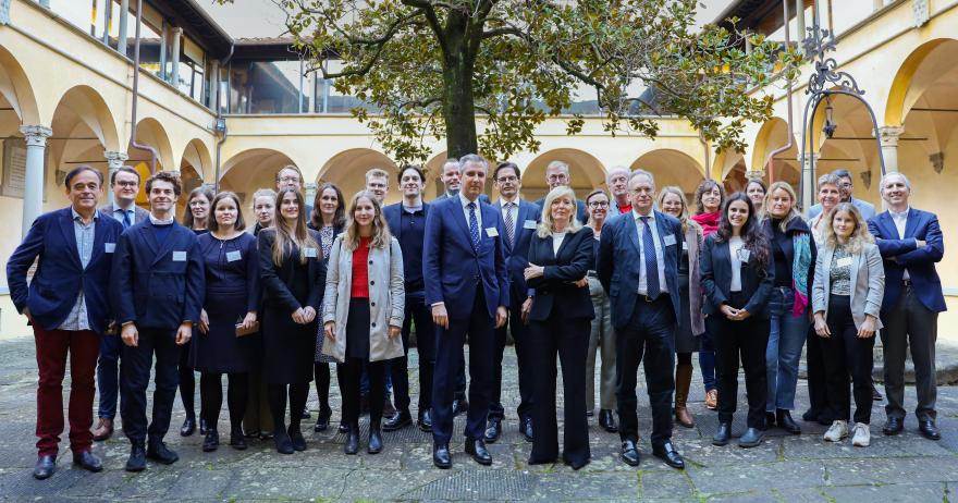 Groepsfoto van de Europese ombudsvrouw met deelnemers aan de conferentie in Firenze