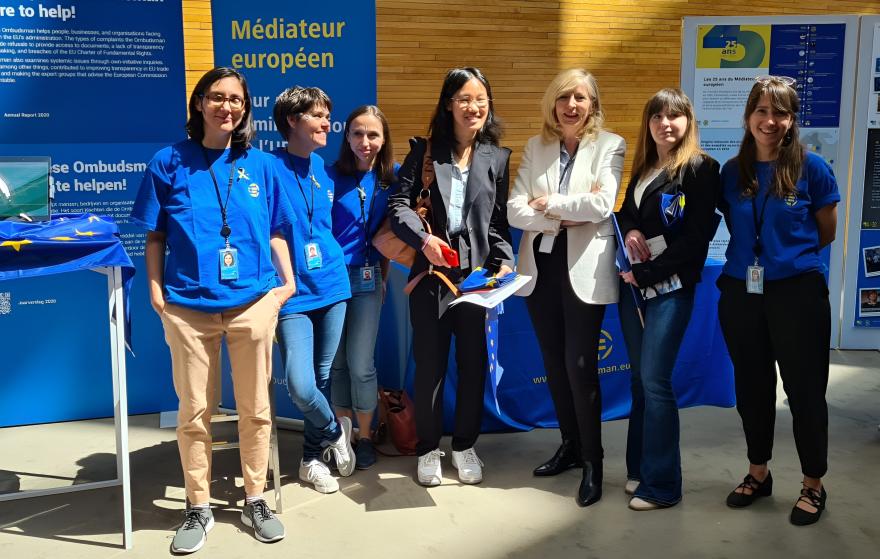 De Europese ombudsvrouw komt samen met burgers in het Europees Parlement in Straatsburg op de Dag van Europa