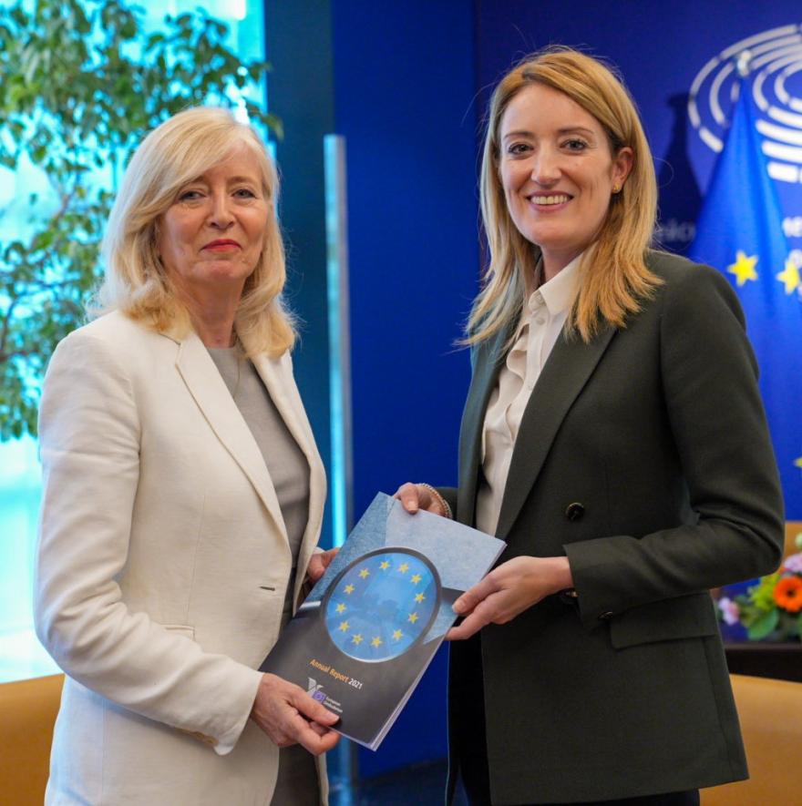 Bijeenkomst in Straatsburg tussen de Europese ombudsvrouw en de voorzitter van het Europees Parlement, Roberta Metsola, voor de overdracht van het jaarverslag voor 2021