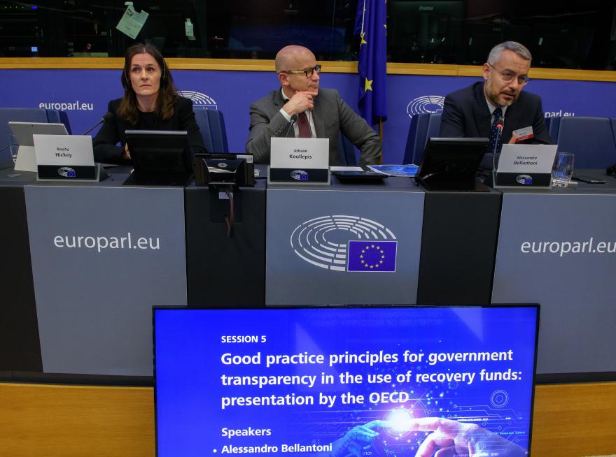 Alessandro Bellantoni van de OESO (rechts) en Rosita Hickey (directeur Onderzoeken van de EO, links) aan het woord over de beginselen van goede praktijken voor transparantie van regeringen bij het gebruik van herstelmiddelen tijdens de conferentie van het Europees Netwerk van ombudsmannen