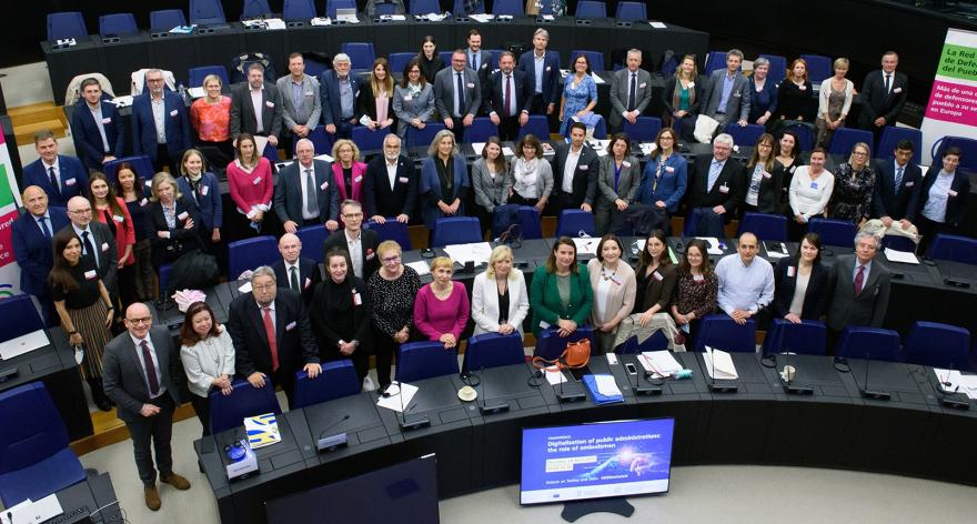 Ομαδική φωτογραφία των μελών του Ευρωπαϊκού Δικτύου Διαμεσολαβητών κατά τη διάρκεια της ετήσιας διάσκεψής τους, που πραγματοποιήθηκε στο Στρασβούργο το 2022