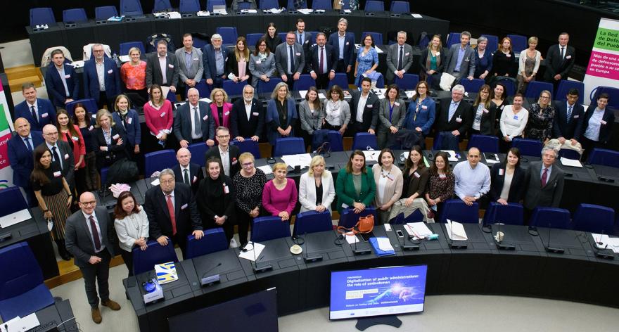 Photo de famille des membres du réseau européen des médiateurs lors de leur conférence annuelle, tenue à Strasbourg en 2022
