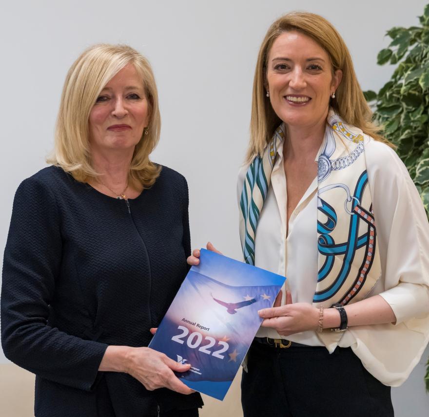 Emily&nbsp;O’Reilly tillsammans med Europaparlamentets talman Roberta&nbsp;Metsola