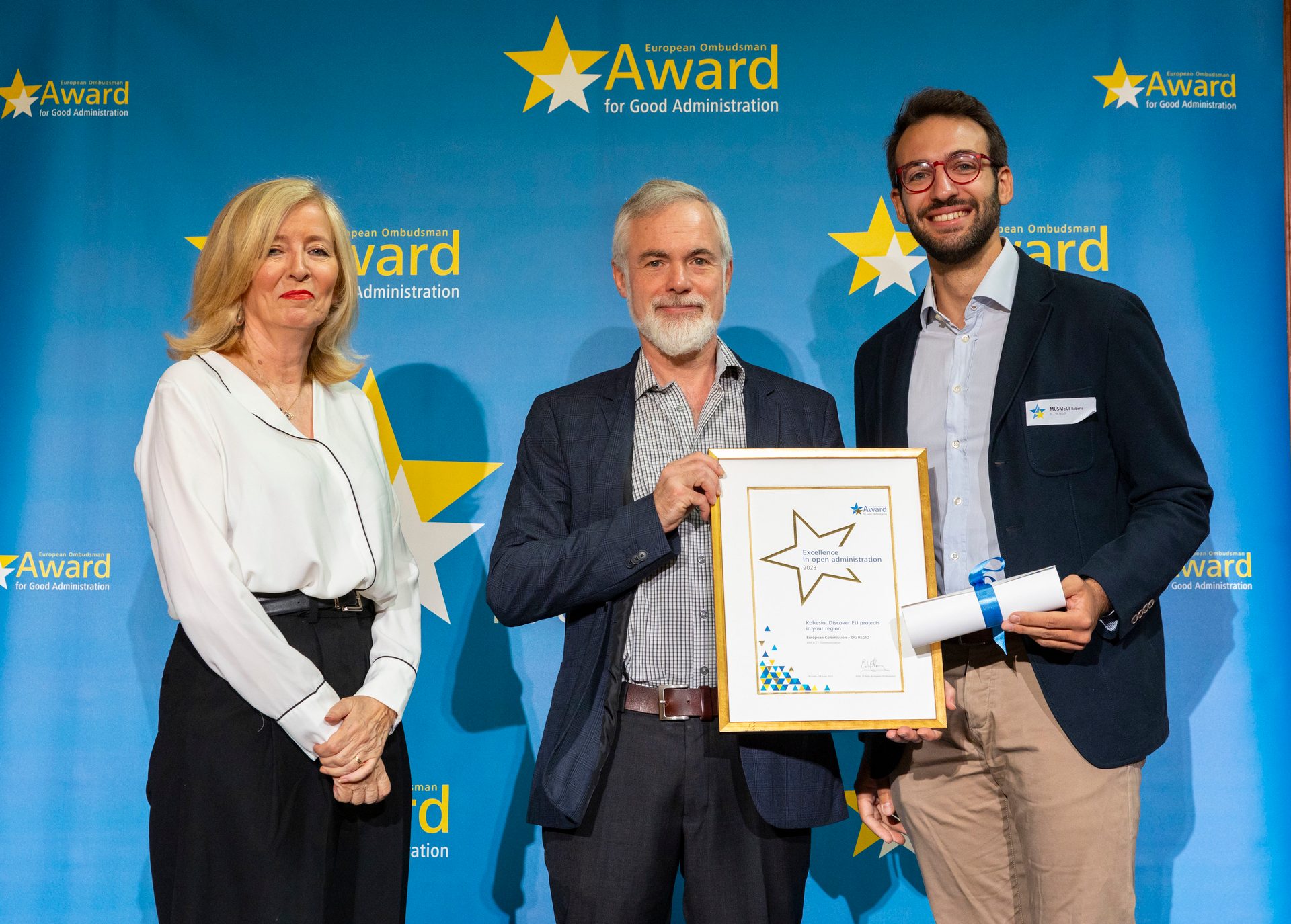 Suit trousers, Smile, Sleeve, Collar